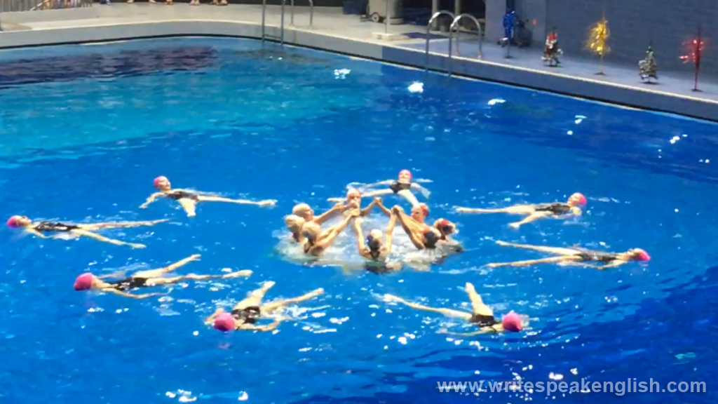  Synchronized swimming