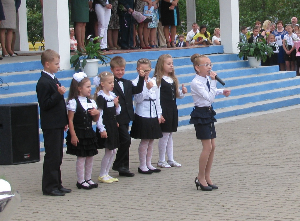 A little girl sing a song about fristgraders