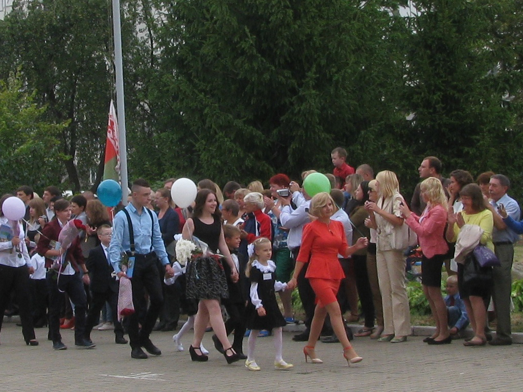 September 1, Knowledge Day, a teacher and students from the 11th grade are leading firstgraders to their first Lineika